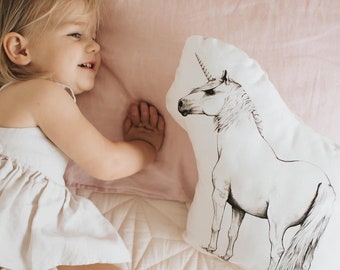 Big Unicorn Stuffie. Softie, Peluche, Coussin de jet décoratif, Animal mythique. Buff neutre, dentelle regarder coton en arrière.