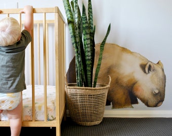 Calcomanía de pared wombat gigante, etiqueta engomada de la pared de la tela, frente a la derecha. Arte de la etiqueta engomada de la pared del vivero, decoración, animal australiano, arte por hilo dental-p. Extra grande