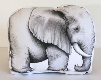 Elephant Stuffie, tamaño mediano. Animal Softie, Juguete Suave de Felpa. Ilustración por hilo dental-p. Parte posterior geométrica de oro.