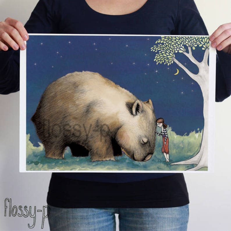 Giant Wombat and Girl, grand A2 en couleur ou impression dart N&B. Animal australien. Cadeau australien avec des œuvres originales de flossy-p image 1