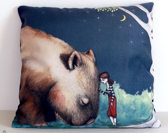 Funda de cojín Wombat y Niña Gigante. Almohada decorativa. Terciopelo. Ilustración. Regalo australiano con arte original de flossy-p.