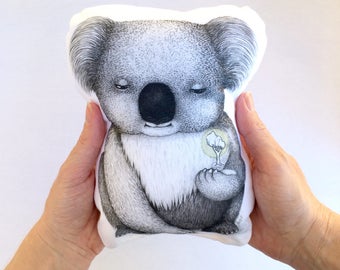 Bebé Koala Stuffie. Softie, Felpa, Peluche, Animal australiano. Espalda en blanco y negro.