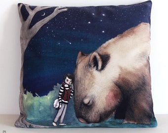 Cubierta de cojín Giant Wombat y Banjo Boy. Almohada decorativa. Terciopelo. Ilustración. Regalo australiano con arte original por hilo dental-p