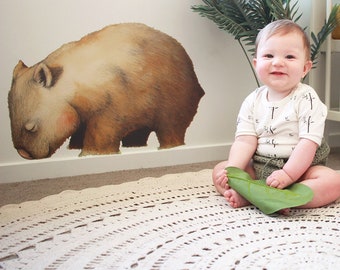 Tamaño de la vida Wombat calcomanía de pared, tela etiqueta engomada de la pared, mirando a la izquierda. Decoración de vivero, animal australiano, arte por hilo dental-p