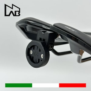 Puede incluir: Soporte de sillín de bicicleta negro con un adaptador de montaje Garmin de plástico negro. El soporte está diseñado para sujetar un ordenador de ciclismo Garmin.