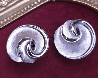 Pendientes de clip vintage CROWN TRIFARI en tono plateado con diseño en espiral.