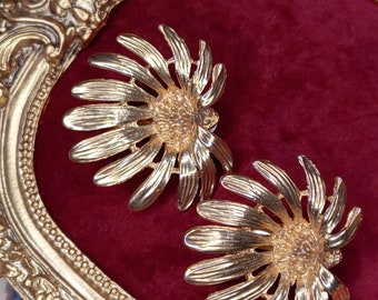 Vintage large Flower Gold tone clip-on earring - Vintage Jewelry