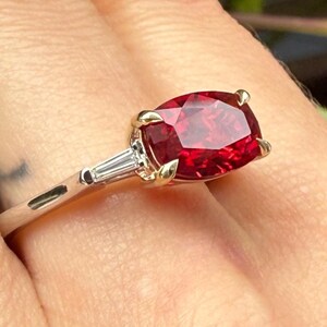 3.5 Carat Lab-Grown Rubin Ring: Zweifarbige Ost-West-Einstellung