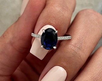 2 Karat 9 x 7 mm ovaler, im Labor gewachsener blauer Saphir / 2 Karat Verlobungsring / Ring aus 14-karätigem Weißgold / Pavé-Diamant / Kathedralenring