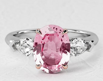 2 karaat ovale vorm natuurlijke roze saffier / drie stenen ring / tweekleurige verlovingsring / peer Lab Grown Diamond / 14k wit en rosé goud