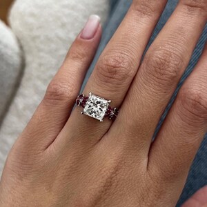 Bague de fiançailles diamant 3 carats taille princesse : motif feuille de rubis