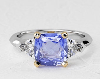 1.8 Karat Natürlicher Blauer Saphir Ring in Kissenform / Drei-Stein-Ring / Labor gewachsene Trillion Diamant / Zweifarbiger Ring / Weißgold und Roségold