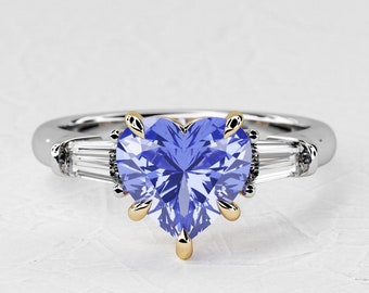 1,5 karaat hartvorm natuurlijke blauwe saffier / drie stenen verlovingsring / tweekleurig / Lab Grown Baguette Diamond / 14k wit en geel goud