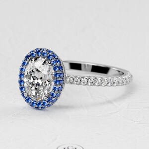 1,5 karaat ovale Lab Diamond Ring / 3D Pave verlovingsring / luxe witgouden ring / dubbele Halo blauwe saffier / verborgen Halo afbeelding 1