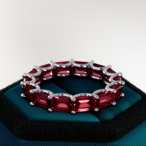 3 karaat Emerald Cut Lab Grown Ruby Eternity-band, 14k witgoud