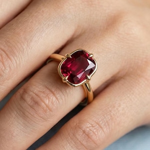 2 Karat Taubenblut Rubin Kissenschliff Ring: Vier Krappenfassung mit Gelbgold Band