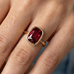 2,5-karaats duivenbloedrobijnring: 14k geelgouden kussengeslepen ring met verborgen halo