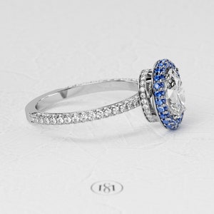 1,5 karaat ovale Lab Diamond Ring / 3D Pave verlovingsring / luxe witgouden ring / dubbele Halo blauwe saffier / verborgen Halo afbeelding 3