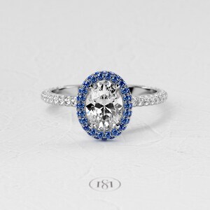 1,5 karaat ovale Lab Diamond Ring / 3D Pave verlovingsring / luxe witgouden ring / dubbele Halo blauwe saffier / verborgen Halo afbeelding 2