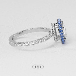 1,5 karaat ovale Lab Diamond Ring / 3D Pave verlovingsring / luxe witgouden ring / dubbele Halo blauwe saffier / verborgen Halo afbeelding 4