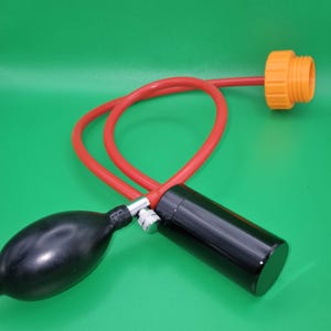 Könnte beinhalten: Rustikales Holzschild mit dem Text "Welcome to our home" in weißer Schrift. Das Schild hat eine Used-Optik und ein schlichtes, einladendes Design, ideal für die Eingangsbereichsdekoration.