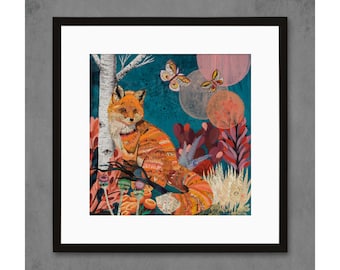 Peut inclure: Une illustration colorée d'un renard assis dans une forêt sur fond bleu. Le renard est orange et brun avec une poitrine blanche. Il y a des fleurs roses et violettes et deux papillons dans la scène.