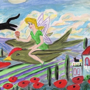Op de afbeelding: Een fantasievol schilderij van een fee die op een vogel met vleugels rijdt en een ijsje vasthoudt. De fee heeft blond haar en draagt een groene jurk. De vogel vliegt over een landschap met huizen, bomen en bloemen. Een zwarte kat vliegt in de lucht boven de fee.