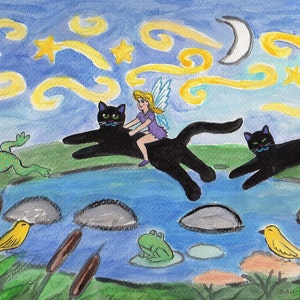Puede incluir: Una pintura de acuarela de una hada montando un gato negro con una rana verde y dos pájaros amarillos sobre un fondo azul con estrellas blancas y remolinos.