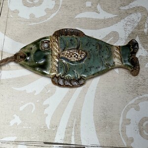 Beautiful Pottery Fish Ornament green beige by Sweetpea Cottage Free shipping immagine 2