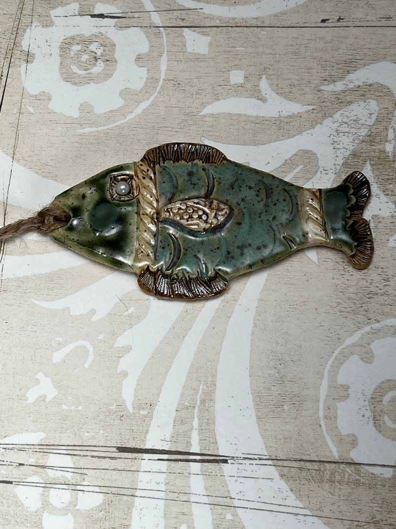 Beautiful Pottery Fish Ornament green beige by Sweetpea Cottage Free shipping immagine 2