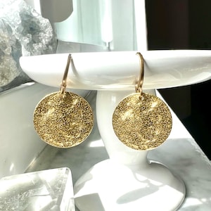 Gehamerde messing schijfoorbellen, zwarte sieradenwinkel, gouden boho-chique sieraden,