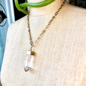 Collar grueso de cristal de cuarzo crudo: cadena de clip de oro