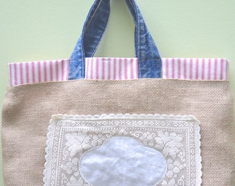 Sac fourre-tout shabby chic en toile de jute avec appliqué en dentelle
