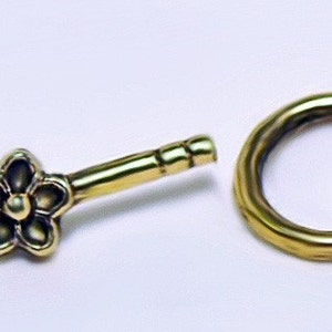 Golden Daisy Toggle pewter clasp-closure image 3