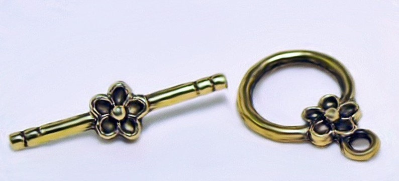 Golden Daisy Toggle pewter clasp-closure image 3