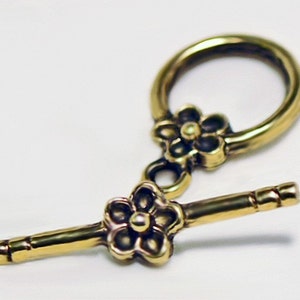 Golden Daisy Toggle pewter clasp-closure image 2