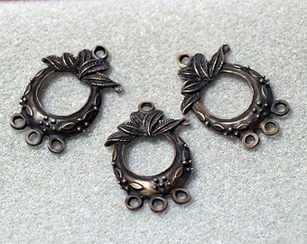 Focal Pewter Round Wreath Pendant- jewelry supplies- beading supplies- wreath earring pendant- designer findings