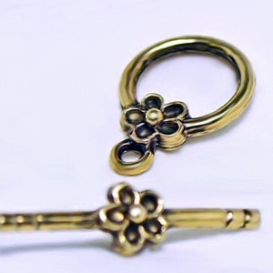 Golden Daisy Toggle pewter clasp-closure image 1