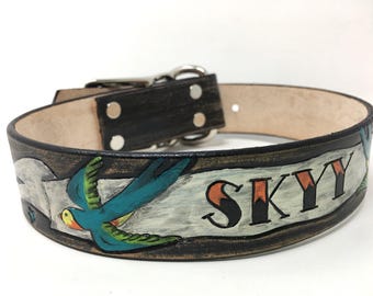 Gepersonaliseerde leren hondenhalsband | Hondenhalsband tatoeage | Zwaluw en spandoek