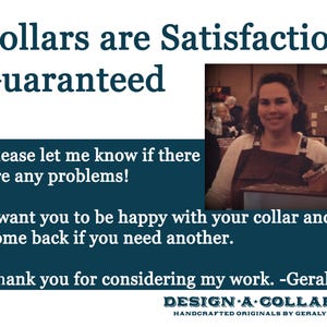 Pu&ograve; includere: Un cartello blu e bianco con il testo "Collars are Satisfaction Guaranteed" e un messaggio sulla soddisfazione del cliente. Il cartello include anche il testo "DESIGN A COLLAR HANDCRAFTED ORIGINALS BY GERALYN".
