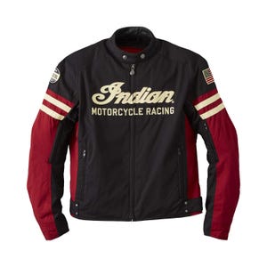 Puede incluir: Una chaqueta de moto negra con mangas rojas y rayas de color crema. El pecho presenta el texto Indian MOTORCYCLE RACING en color crema. Un pequeño parche de la bandera estadounidense está en la manga izquierda y un parche circular en el hombro derecho.