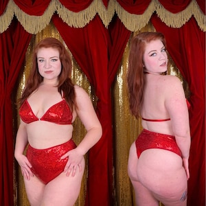 Op de afbeelding: Een tweedelige rode pailletten bikini set. De top is een driehoekmodel met dunne bandjes en een sluiting. De high-waisted broek maakt de set compleet. De achtergrond heeft rode gordijnen en gouden franjes.