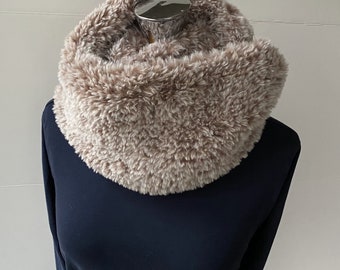 Faux Fur Luxe Cowl - Dos Beige con puntas de crema - suave y encantador!