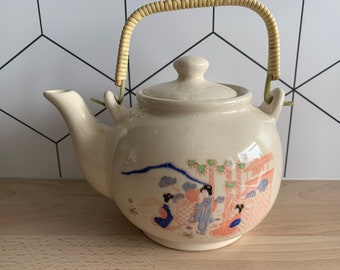 Theepot met Japanse decoratie in keramiek met bamboe handvat