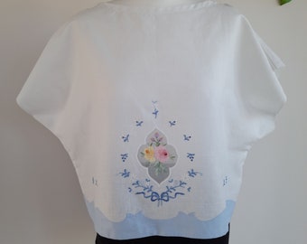 Blusa in lino con ricamo con fiori e bordo azzurro