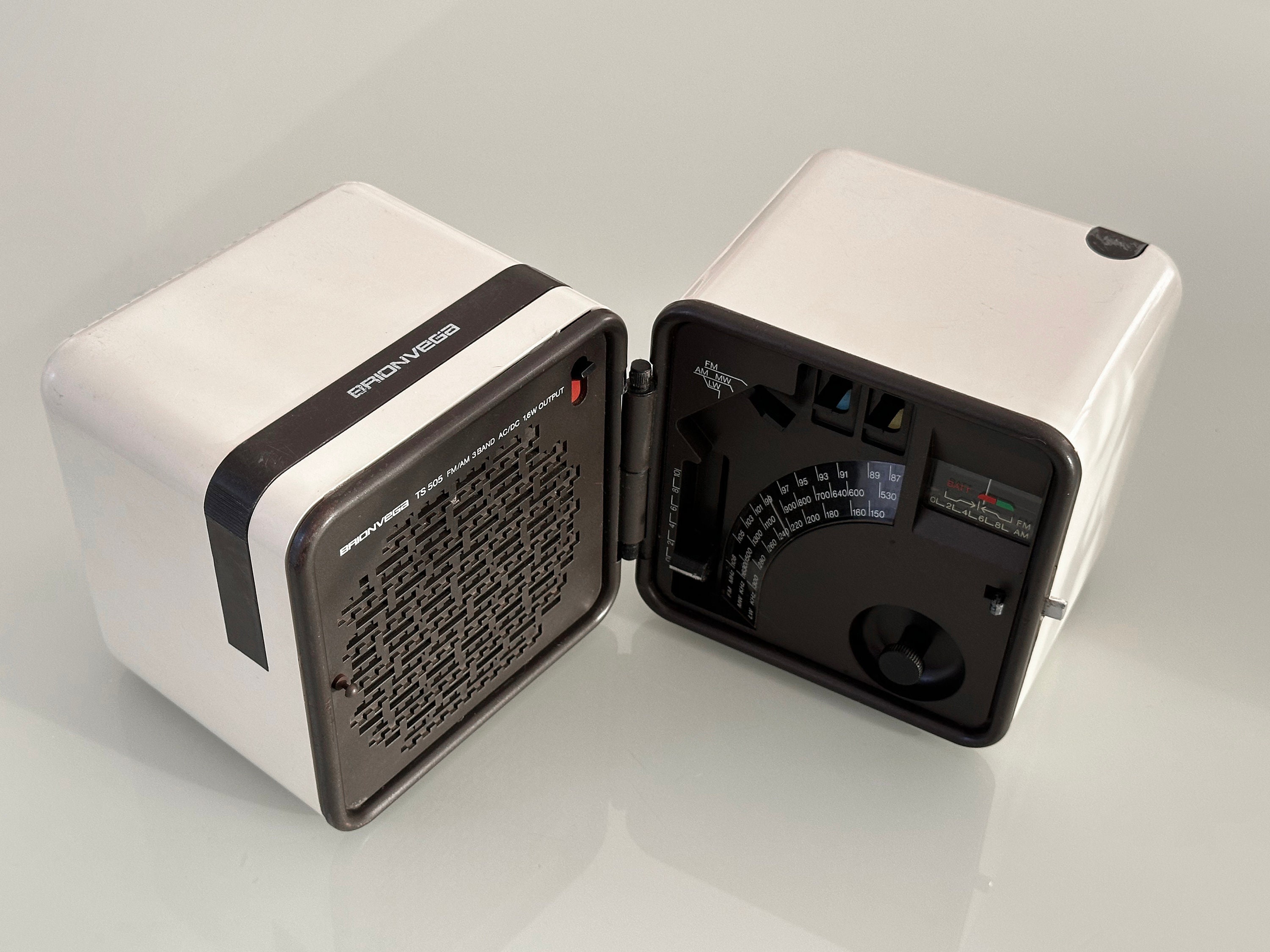 Vintage Brionvega White Cubo Radio - Etsy