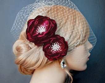 Flores del pelo de la boda, flores del pelo de la novia del rojo oscuro, tocado de la boda, accesorio de la faja de la boda, broche 2 piezas del conjunto - sangre carmesí rojo florecimientos