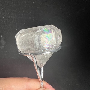 Bergkristall Diamant mit Regenbogen auf Ständer – Prisma des Lichts & Klarheit-A