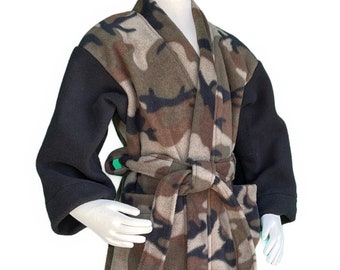 Kids' Camouflage Blizzard Fleece Robe with Contrast Sleeves.  Size Small (3-4 years).