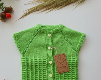 Débardeur tricoté main pour bébé, laine douce, *unique en son genre*